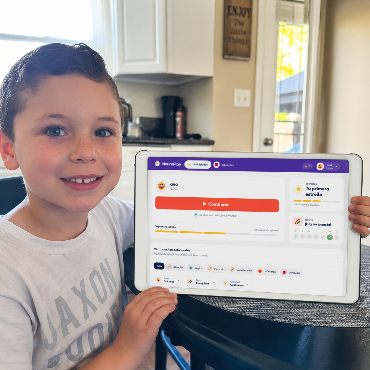 Niño con la tableta abierta en el panel de NeuroPlay