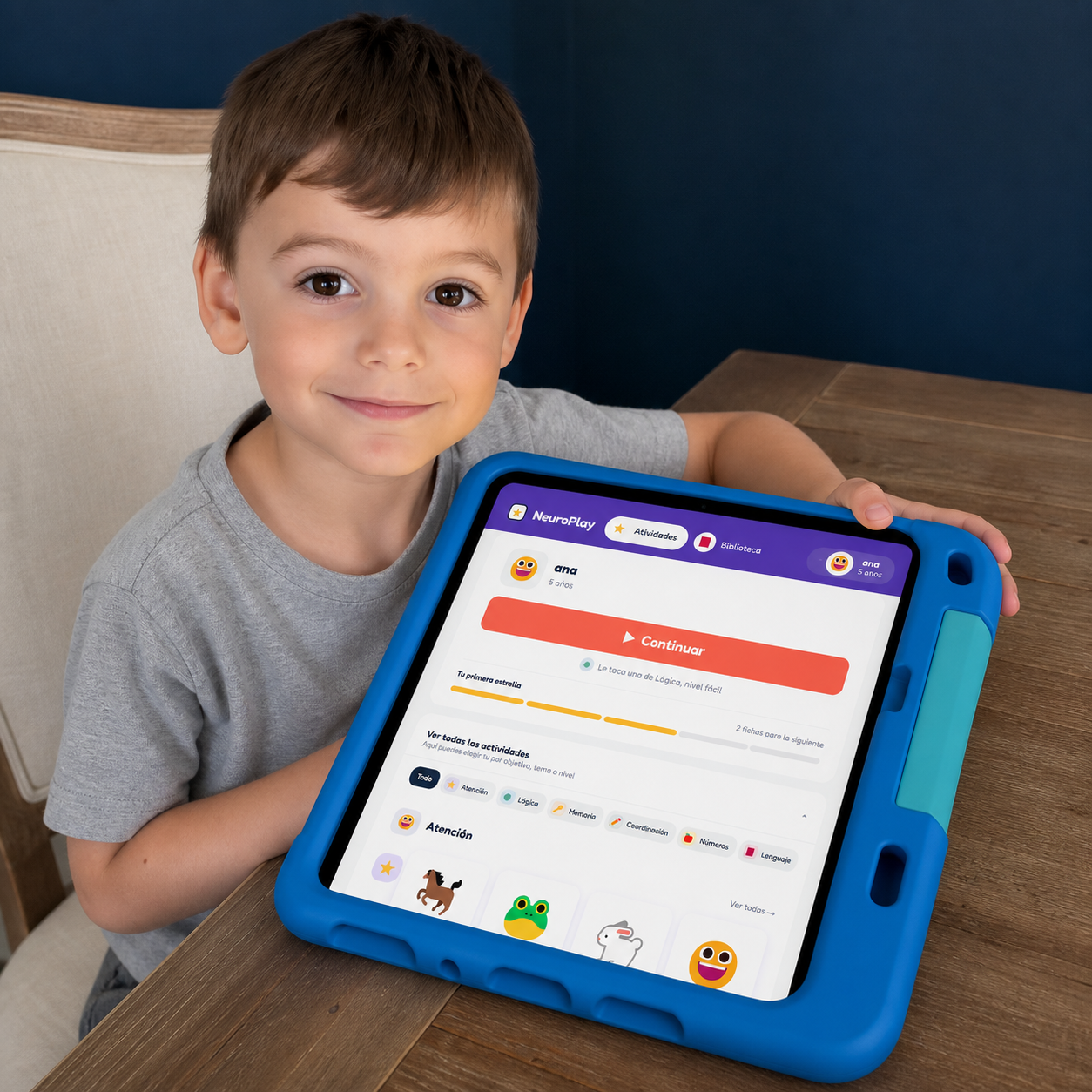 Niño con la tableta mostrando las actividades de NeuroPlay